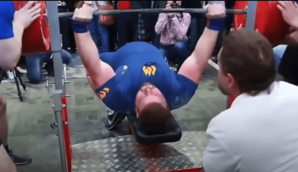 Scott Mendelson breaks bench press record and sets it at 324 kilograms