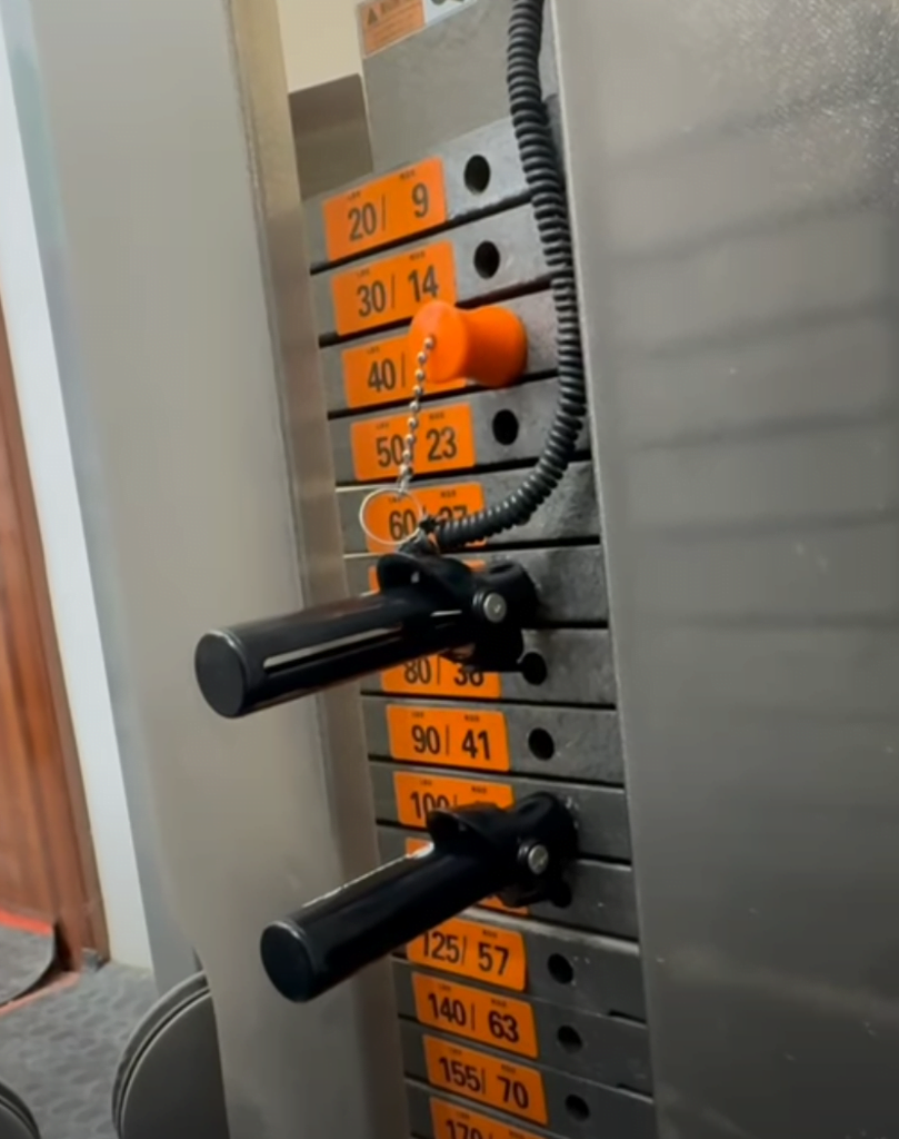 Automatic pins placed on the weights