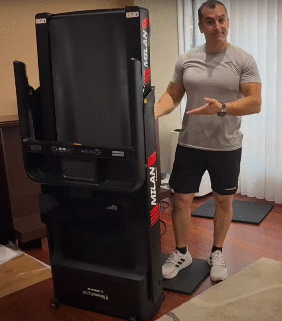 cinta de correr en casa plegada verticalmente