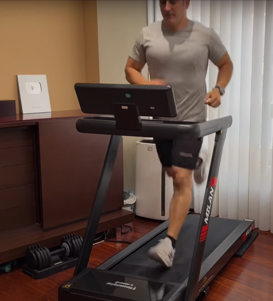 corriendo en cinta de correr plegable para casa